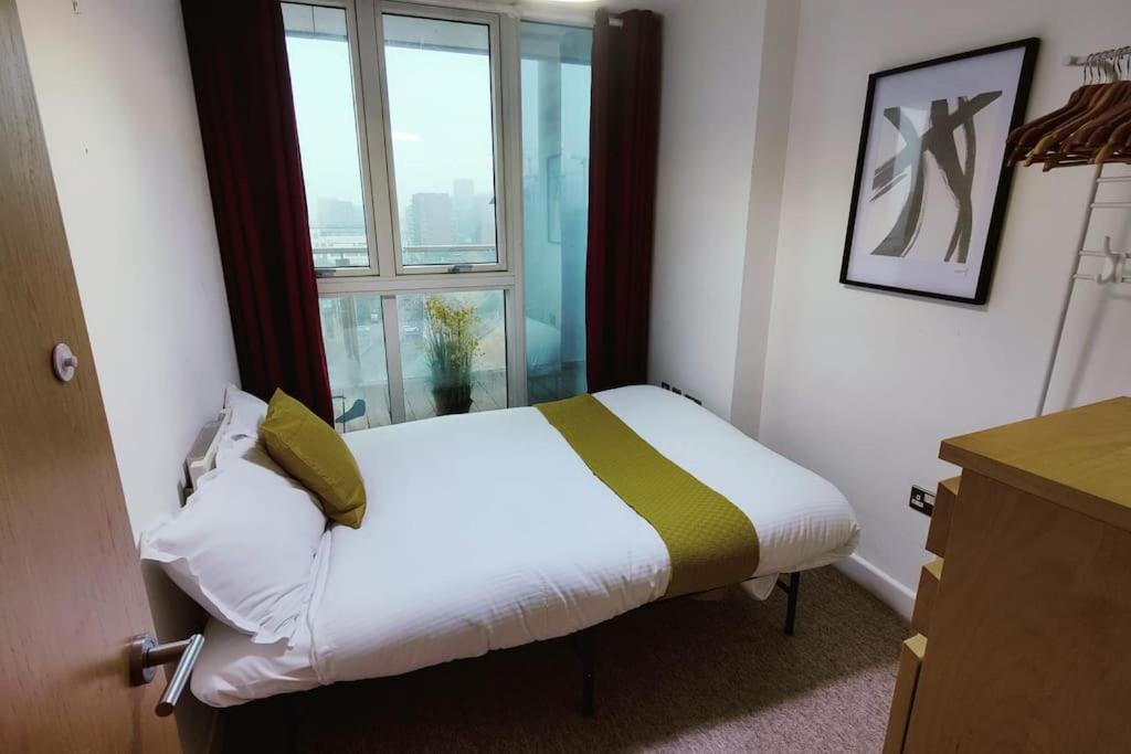Custom House Apartments Лондон Екстериор снимка